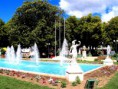 /album/fotogaleria-monumentos-nacionales/las-cuatro-esculturas-de-marmol-blanco-y-el-espejo-de-agua-de-plaza-de-armas-de-angol-jpg/